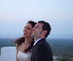 Sposi sorridenti al loro passaggio