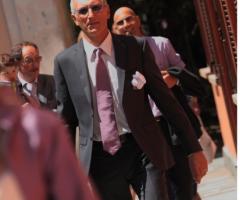 Lo sposo arriva alla cerimonia