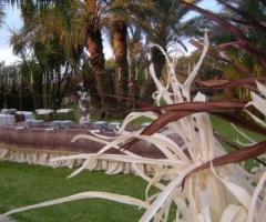 Addobbo originale con foglie per un matrimonio in giardino