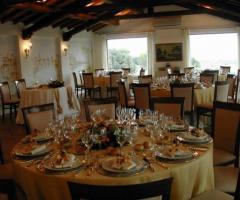 Allestimento della sala per il ricevimento di matrimonio