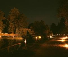 Entrata del castello illuminata per l'arrivo degli invitati al matrimonio
