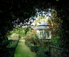 Gazebo romantico nel giardino della villa - AZETA Foto