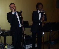 Alex & Ariel cantano con gli sposi