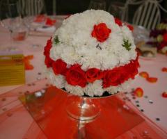 Centrotavola con rose rosse su alzata in argento