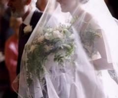 Foto della sposa con il padre durante la cerimonia di nozze