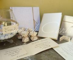 Partecipazione e coordinati in carta perlata avorio con nomi sposi incisi e brillantini