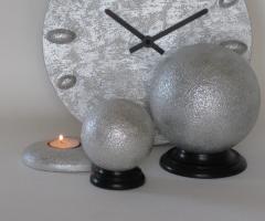 Orologio da parete, sfere d'arredo luccicanti colore bianco perla. Inseparabili di Mancini Marzia