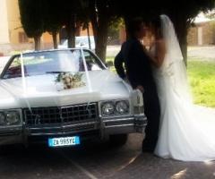 Sposi con la macchina da cerimonia