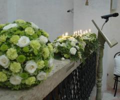 Sfere di fiori per la chiesa