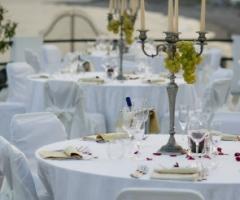 Tavoli apparecchiati per il ricevimento di nozze