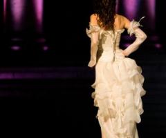 Vestito da sposa con bustino stretto sul retro e gonna a balze