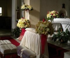 Fiori bianchi per la seduta degli sposi in chiesa