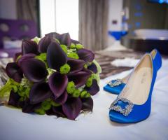 Foto delle scarpe e del bouquet della sposa