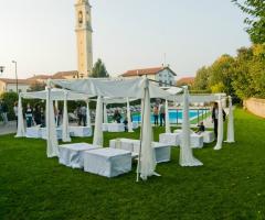 Ristorante Alla Veneziana - Allestimento con gazebo bianchi per il matrimonio in giardino