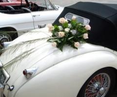 Fiori per l'automobile degli sposi