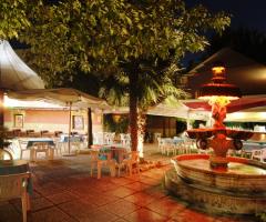 Spazio esterno con tavoli e gazebo