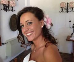 Trucco delicato e acconciatura con fiore