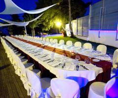 Lungo tavolo all'aperto