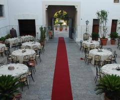 Tavoli apparecchiati e tappeto rosso