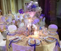 Allestimento tavoli viola