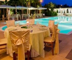 Scenografia ricevimento di matrimonio a bordo piscina