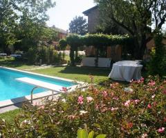 Matrimonio a bordo piscina