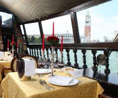 Cena romantica nella laguna di Venezia