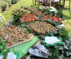 Buffet di antipasti serviti in giardino