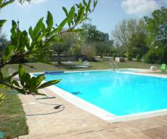 Piscina dell'agriturismo per il matrimonio