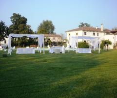 Allestimento del giardino per il matrimonio