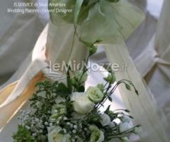 Particolare dei fiori per la cerimonia di nozze in giardino