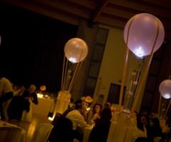 Allestimento con palloncini colorati dei tavoli per il buffet di nozze