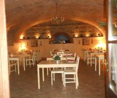 I toni caldi ed ospitali del salone interno dell'agriturismo