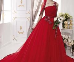 Originale abito da sposa dal colore rosso