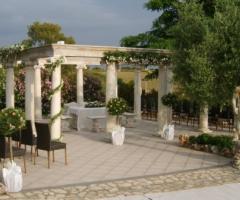 Addobbo floreale per le nozze in un giardino romano