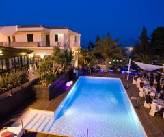 Lo spazio all'aperto con piscina visto dall'alto