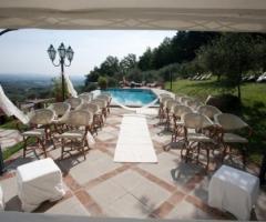 Ricevimento di matrimonio a bordo piscina