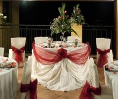 Decorazione con fiocco rosso del tavolo degli sposi