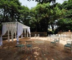 Allestimento della cerimonia all'aperto
