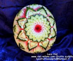 Decorazione di un'anguria per l'allestimento del matrimonio