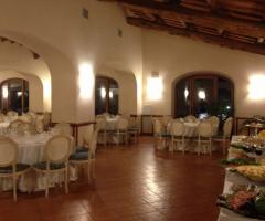 Sala interna del casale con travi a vista