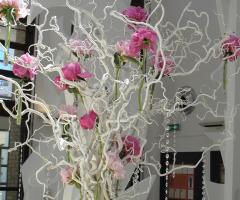 Decorazione floreale con rami e fiori rosa