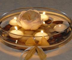 Centrotavola con candele e rosa bianca