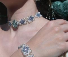 Collana e bracciale in microperle bianche e blu per la sposa