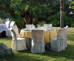 Un tavolo immerso nella natura