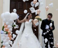Uscita sposi dalla chiesa con lancio palloncini