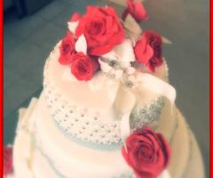 Decorazione di rose e perle per la torta nuziale