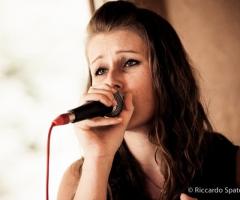 Federica si esibisce durante un matrimonio