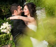 Foto spontanea del bacio degli sposi