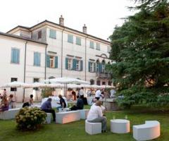 Ricevimento di matrimonio in giardino con divanetti bianchhi